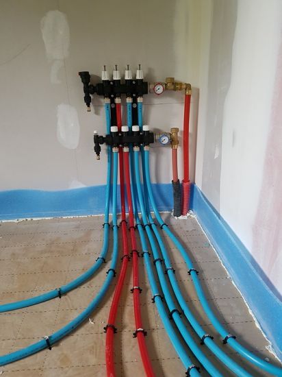 Collecteurs de plancher chauffant en composite avec débit-mètres